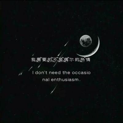 博物馆保洁阿姨手拿扫帚为游客讲解